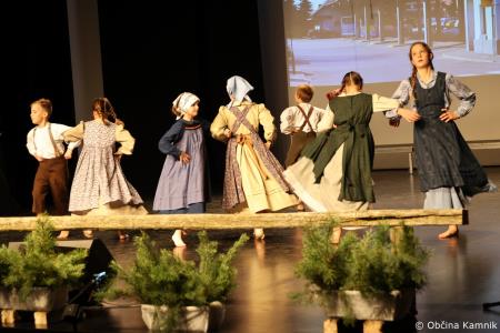 Ples in glasba izpod kamniških planin v izvedbi Folklorne skupine Kamnik in njihovih prijateljev  (15)